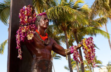 Duke Kahanamoku'nun heykeli Waikiki