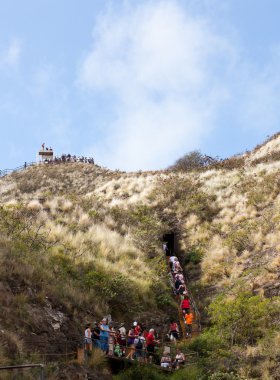 waikiki kraterin tepesine yürüyen turist