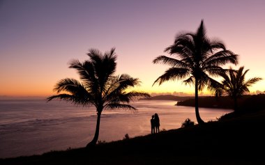 Çift izlerken gündoğumu Kauai
