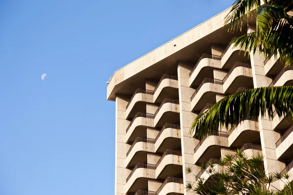 Геометрические номера в фасаде отеля — стоковое фото