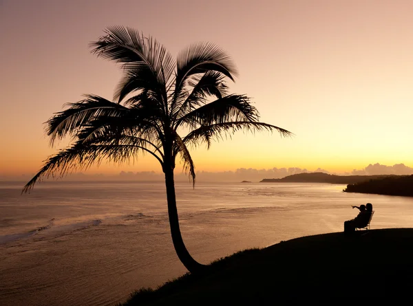 Paar beobachtet Sonnenaufgang in Kauai — Stockfoto