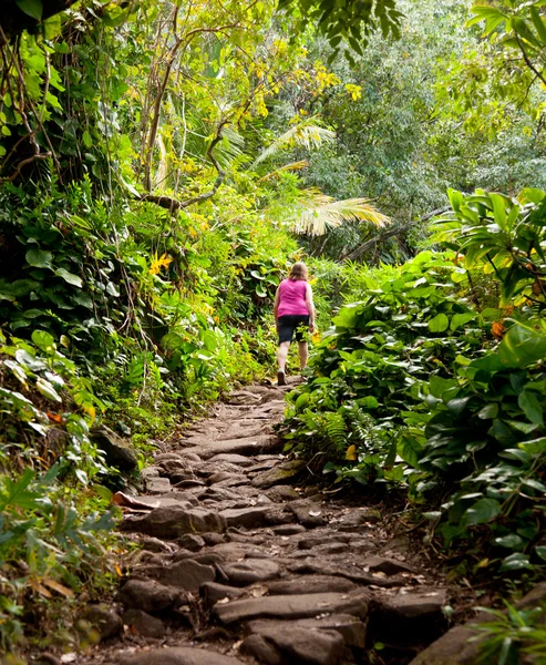Dziewczyna wędrówki szlakiem kalalau w kauai — Zdjęcie stockowe