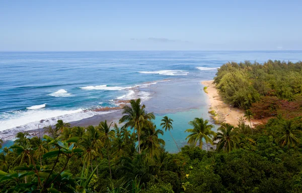Ke 'e beach on Kauai from trail — стоковое фото