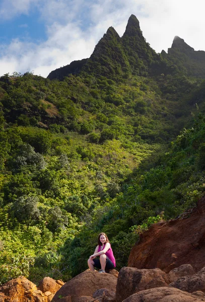 Κορίτσι πεζοπορική διαδρομή kalalau σε kauai — Φωτογραφία Αρχείου