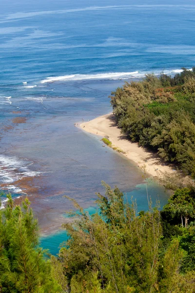 Plage de Ke'e sur Kauai depuis le sentier — Photo