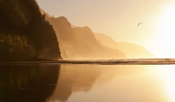 Puesta de sol brumosa en la costa de Na Pali — Foto de Stock