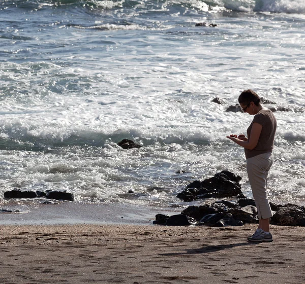 Vrouw beachcomb op glas strand — Stockfoto
