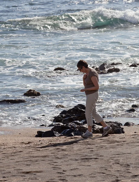 Vrouw beachcomb op glas strand — Stockfoto