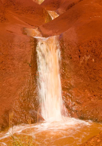 Cascading joki kuivia punaisia kiviä — kuvapankkivalokuva