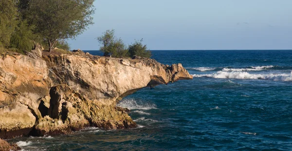 Overhanging lithified cliff — Stock Photo, Image