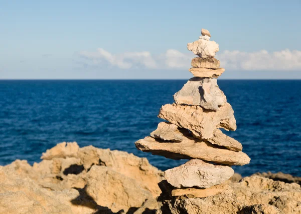 在考艾岛海岸上的石堆 — 图库照片