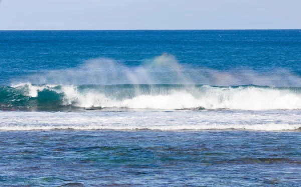 虹色の波からのスプレー — ストック写真