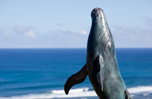 Статуя прорыва кита с морем — стоковое фото