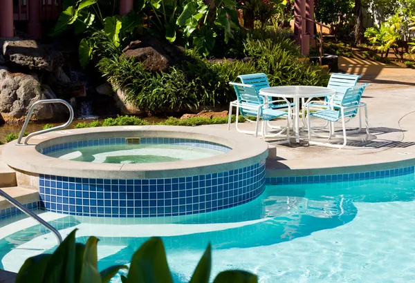 Zwembad en hot tub met tabel — Stockfoto