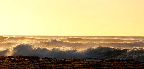 Pôr-do-sol luzes batendo ondas — Fotografia de Stock