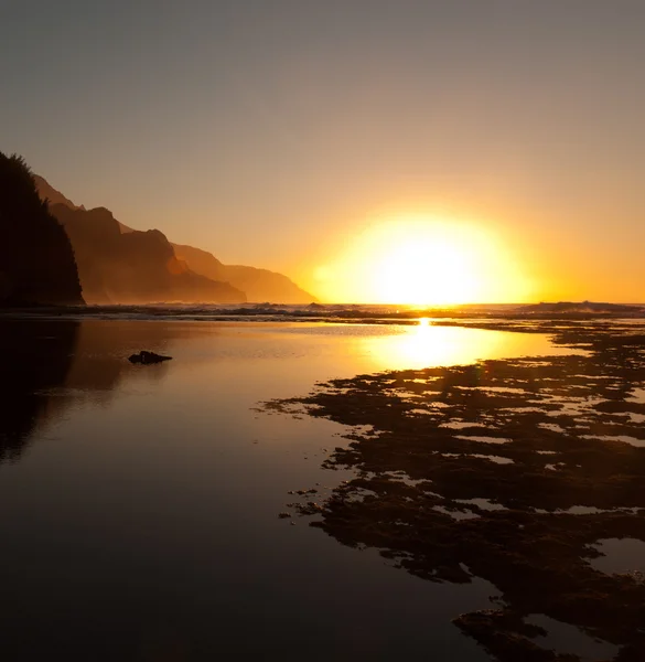 Apus de soare cețos pe coasta Na Pali — Fotografie, imagine de stoc