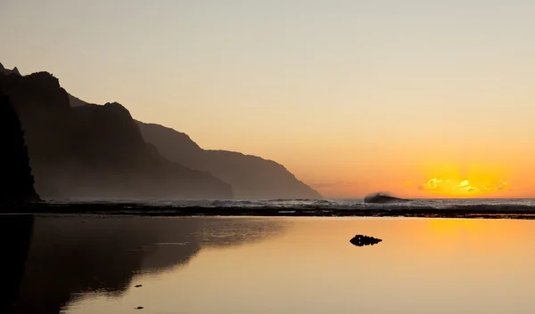 Mistige zonsondergang op na pali kustlijn — Stockfoto