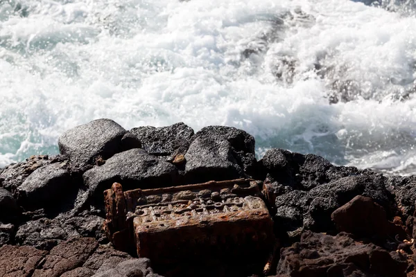 Eski araba motoru deniz kenarında terk etti — Stok fotoğraf