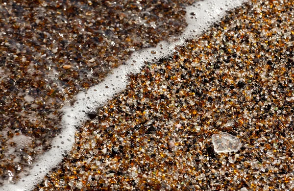 Zbliżenie fragmenty szkła na plaży — Zdjęcie stockowe