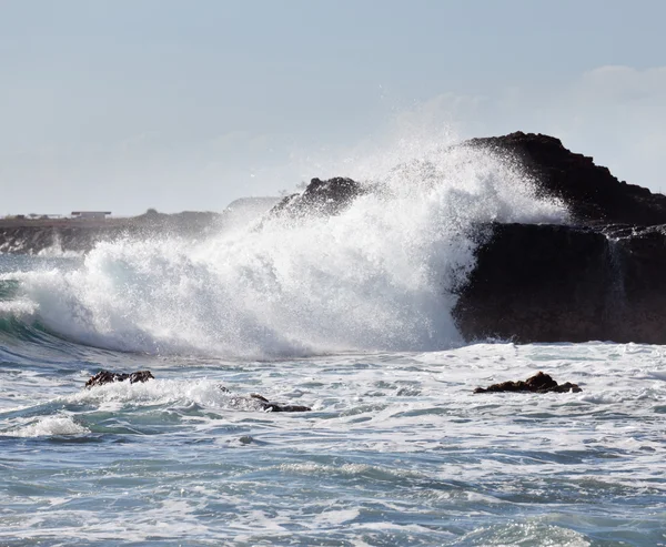 Επιδιόρθωσή τους κύματα στα βράχια — Φωτογραφία Αρχείου