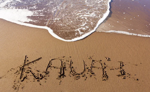 Kauai in Sand mit Wellen geschrieben — Stockfoto