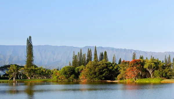 Na Pali mountains and lake — Stock Photo, Image