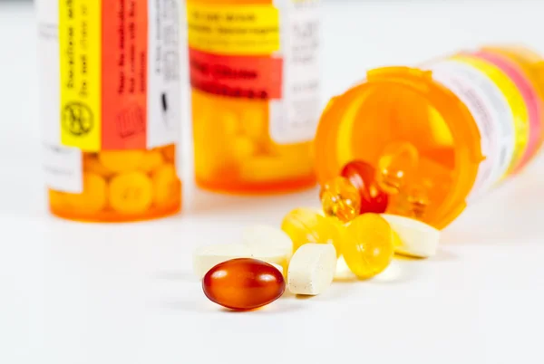 Vitamins spilling from prescription bottle — Stock Photo, Image