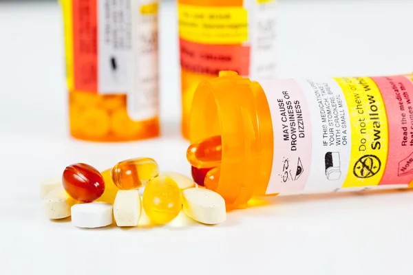 Vitaminas derramadas del frasco de prescripción — Foto de Stock