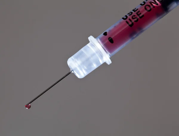 Närbild på droppe blod på nål — Stockfoto