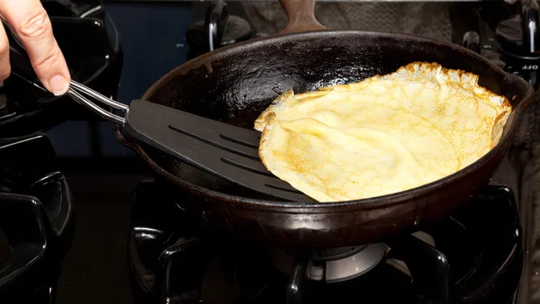 Matlagning pannkaka blanda i stekpanna — Stockfoto