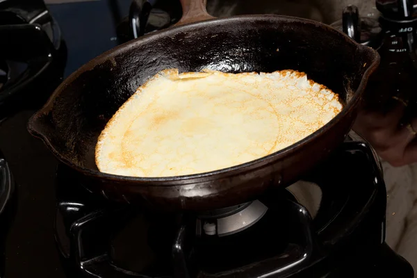 Stekning pannkaka blanda i kastrull — Stockfoto