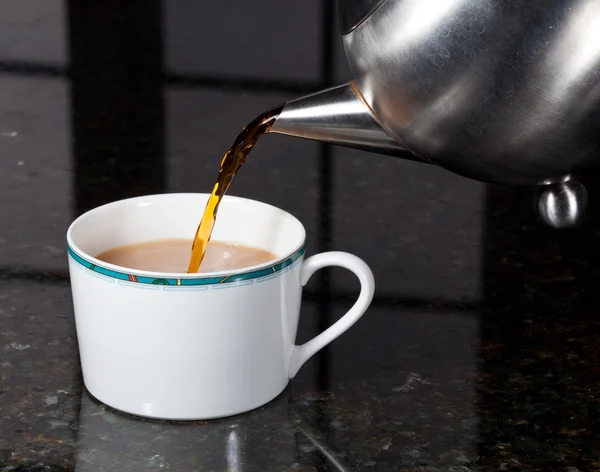 Tee aus Edelstahl Teekanne gegossen — Stockfoto