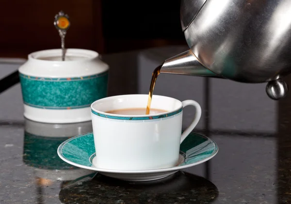 Чай з чайника з нержавіючої сталі — стокове фото