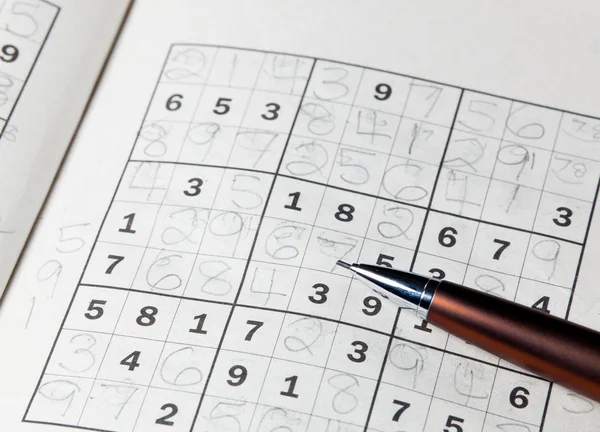Crayon reposant sur le livre de sudoku — Photo