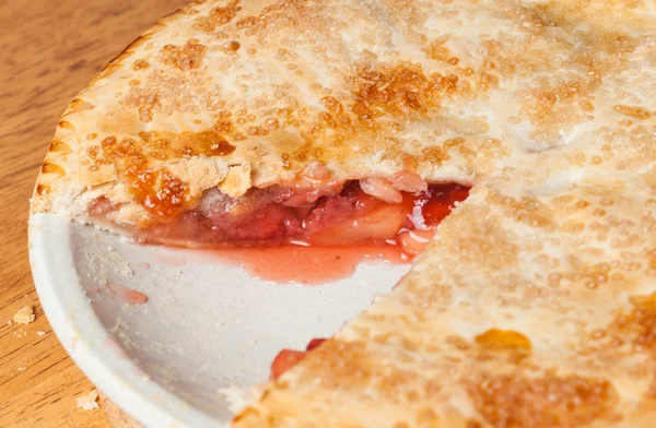 Home made apple and strawberry pie — Stock Photo, Image