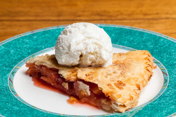 Crème glacée tarte aux pommes et fraises maison — Photo