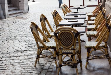 Meydanı boş kafe masaları Brüksel'deki taş döşeli