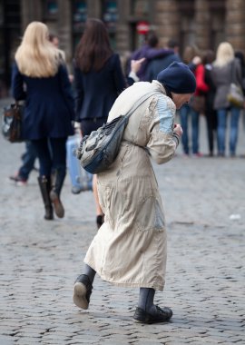 Zavallı yaşlı kadın Brüksel'dilenci