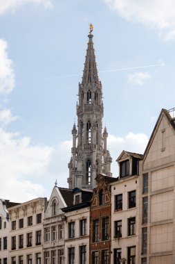 Brüksel Belediye Binası kule üzerinde binalar