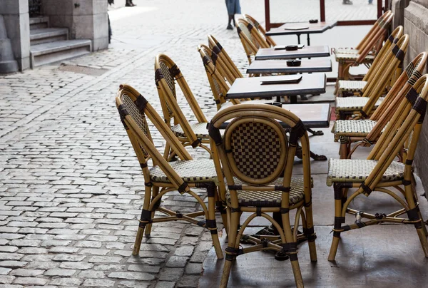 Empty cafe tables in Brussels cobbled square — Stock Photo, Image