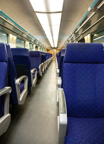 Transporte ferroviário vazio com assentos azuis — Fotografia de Stock