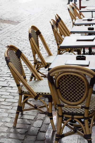 Mesas de café vazias na praça de paralelepípedos de Bruxelas — Fotografia de Stock