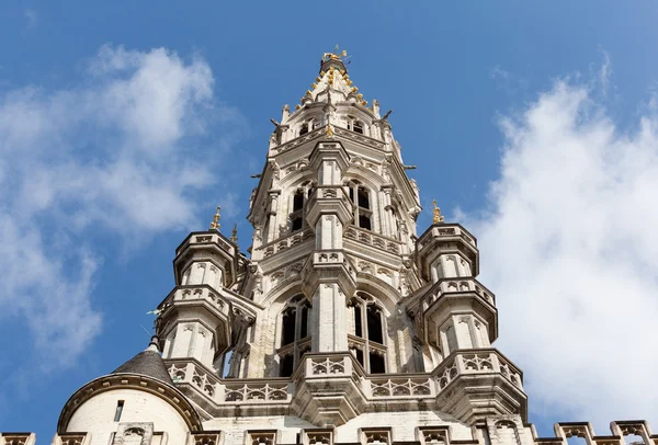 望遠ショットでブリュッセル市庁舎の塔 — ストック写真