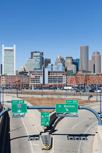 Город Бостон с пустым перекрестком между штатами — стоковое фото