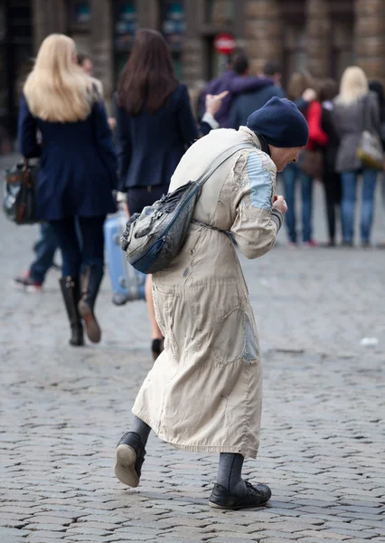 可怜的老女人在布鲁塞尔乞讨 — 图库照片