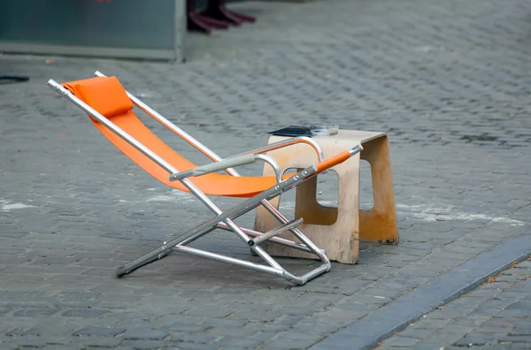 Yol kenarında kafe tablo ile portakal sandalye — Stok fotoğraf