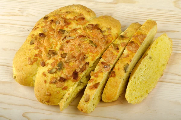 Pão de milho fatiado com sementes de abóbora Imagem De Stock