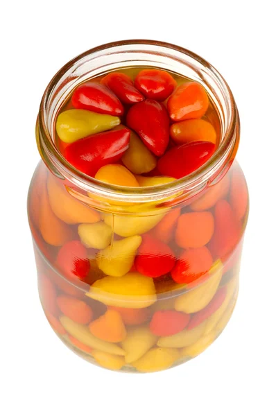 Κονσερβοποιημένα πιπεριές σε ένα γυάλινο βάζο που απομονώνονται σε λευκό φόντο — Φωτογραφία Αρχείου