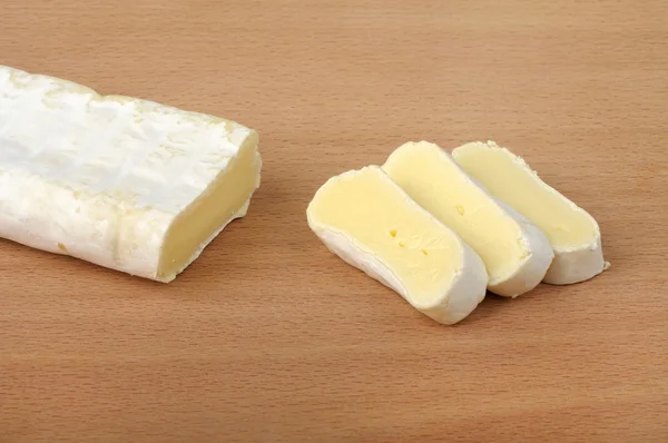 Brie peyniri dilimlenmiş — Stok fotoğraf