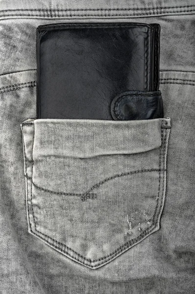 Старый кошелек в джинсах — стоковое фото